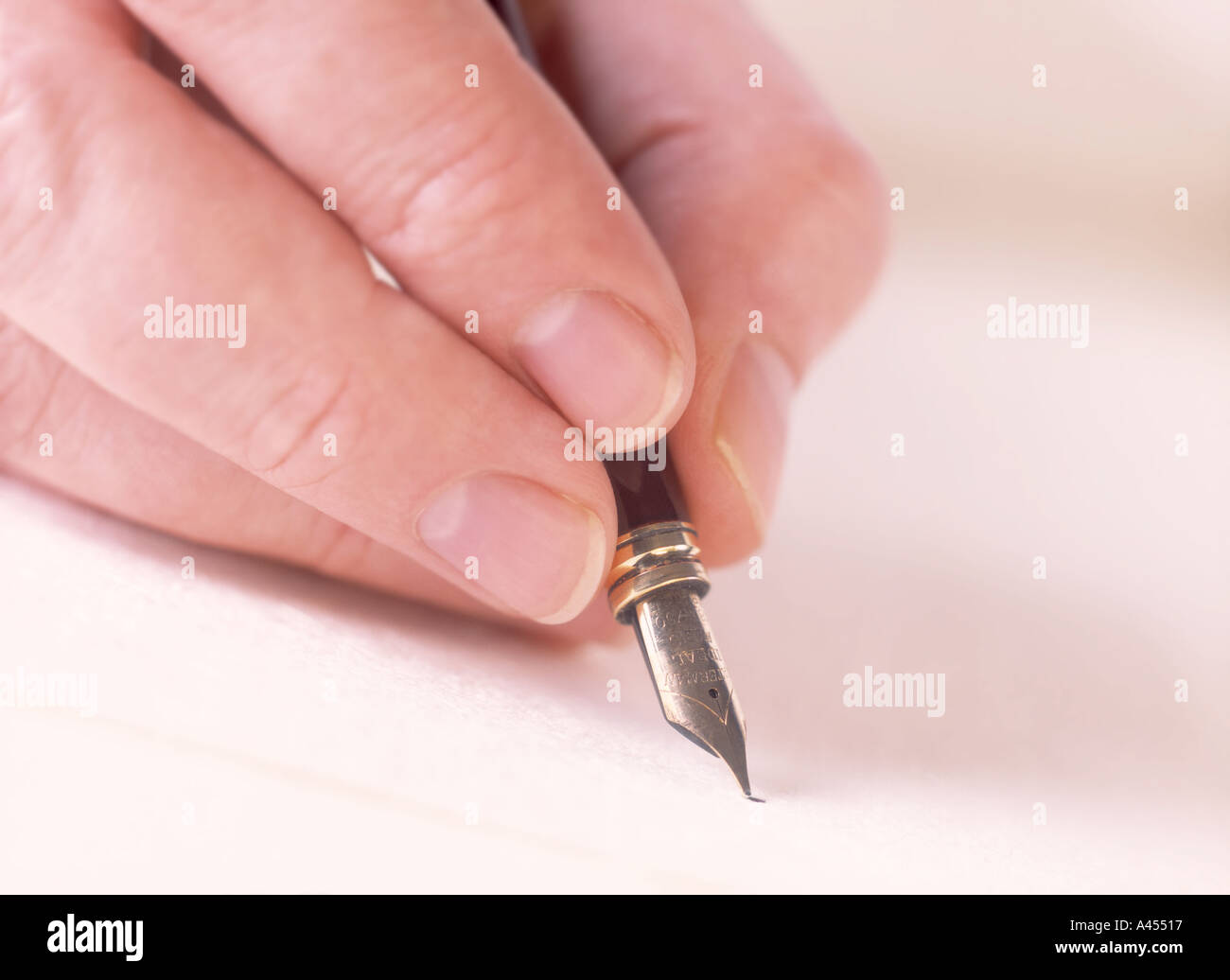Firma a mano di segno con una penna accordo trattare modello rilasciato Foto Stock