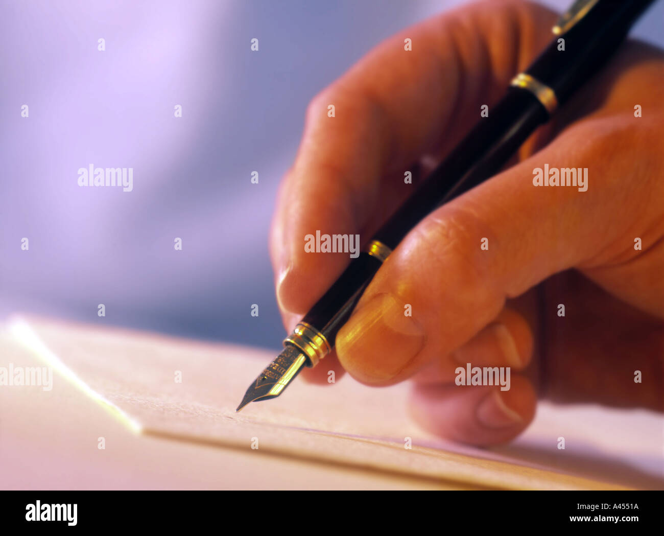 Firma a mano di segno con una penna accordo trattare modello rilasciato Foto Stock