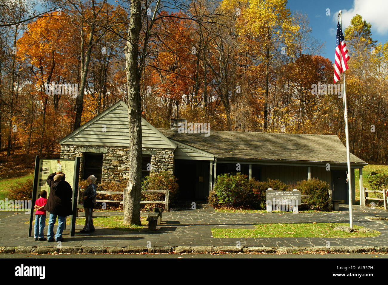 AJD53775, VA, Virginia, Shenandoah Valley, Blue Ridge Parkway, Humpback rocce Visitor Center Foto Stock