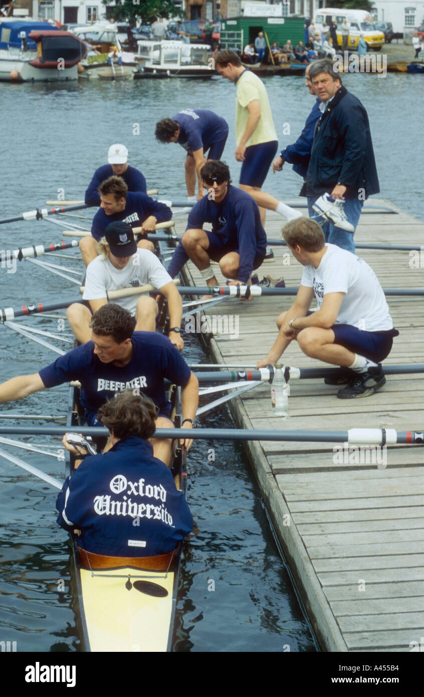 Un Oxford University coxed quattro equipaggi di canottaggio a Henley Royal regata sul Tamigi in Oxfordshire Inghilterra Foto Stock