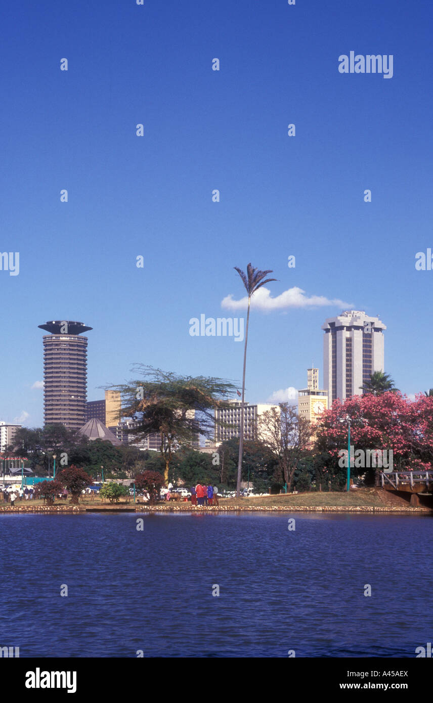 Nairobi skyline della città visto dal lago in barca in Uhuru Park Kenya Africa orientale Foto Stock