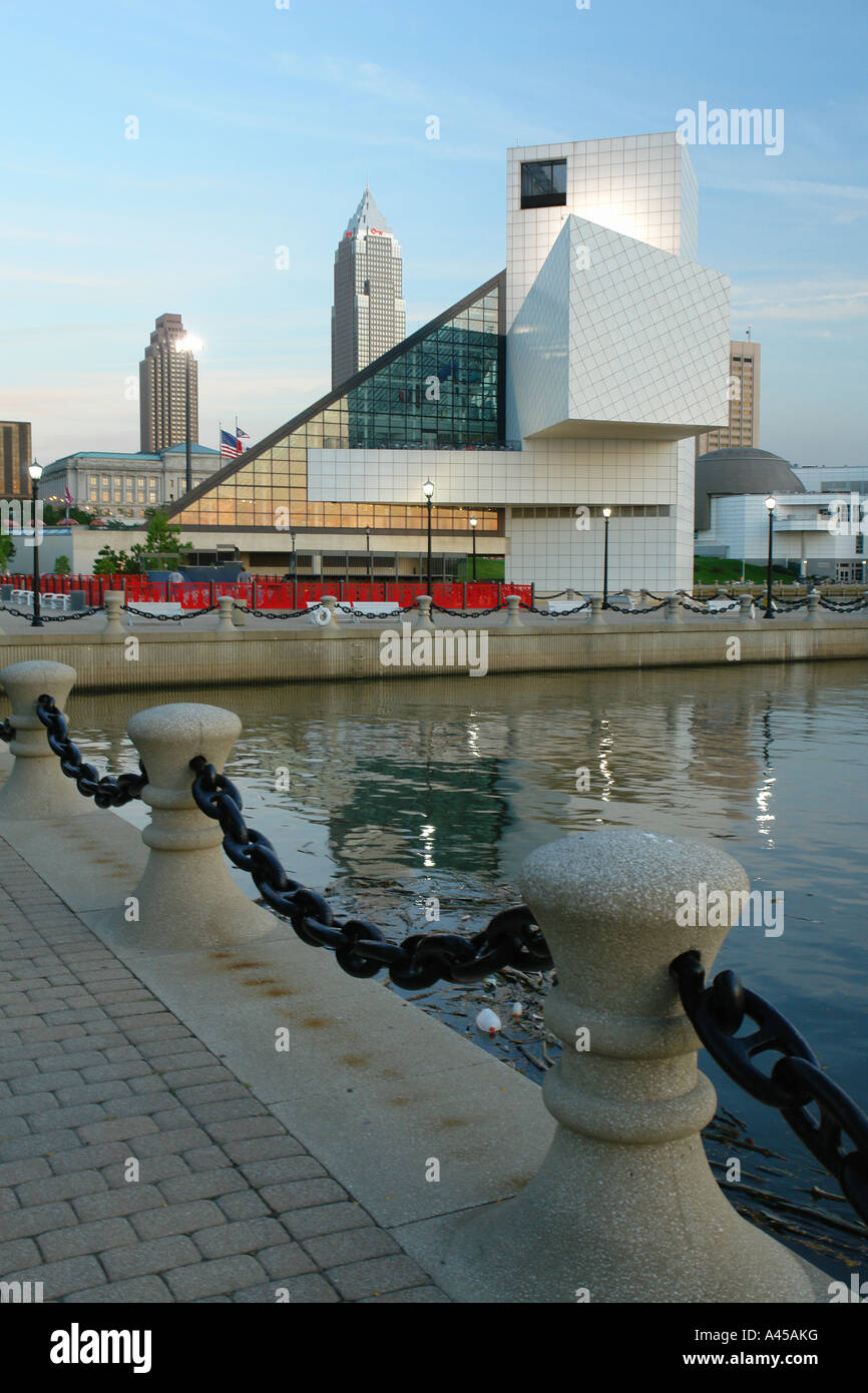 AJD57783, Cleveland, OH, Ohio, il Lago Erie, Rock & Roll Hall of Fame e Museo, skyline del centro, la sera Foto Stock