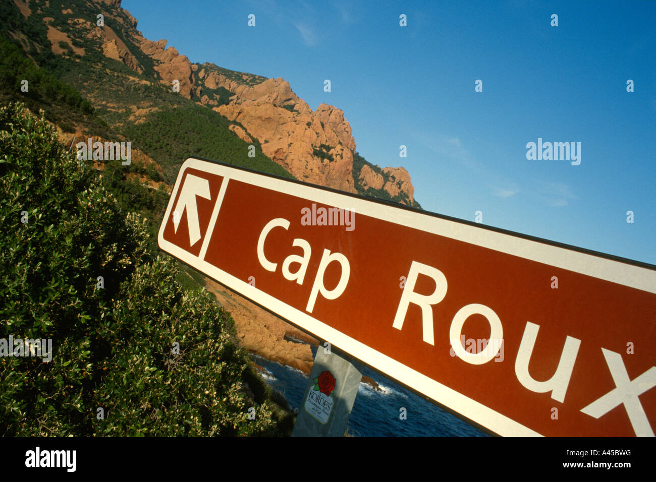 Provenza. La Francia. Aspre scogliere rosse di Cap Roux sulla Corniche de L'Esterel. Foto Stock