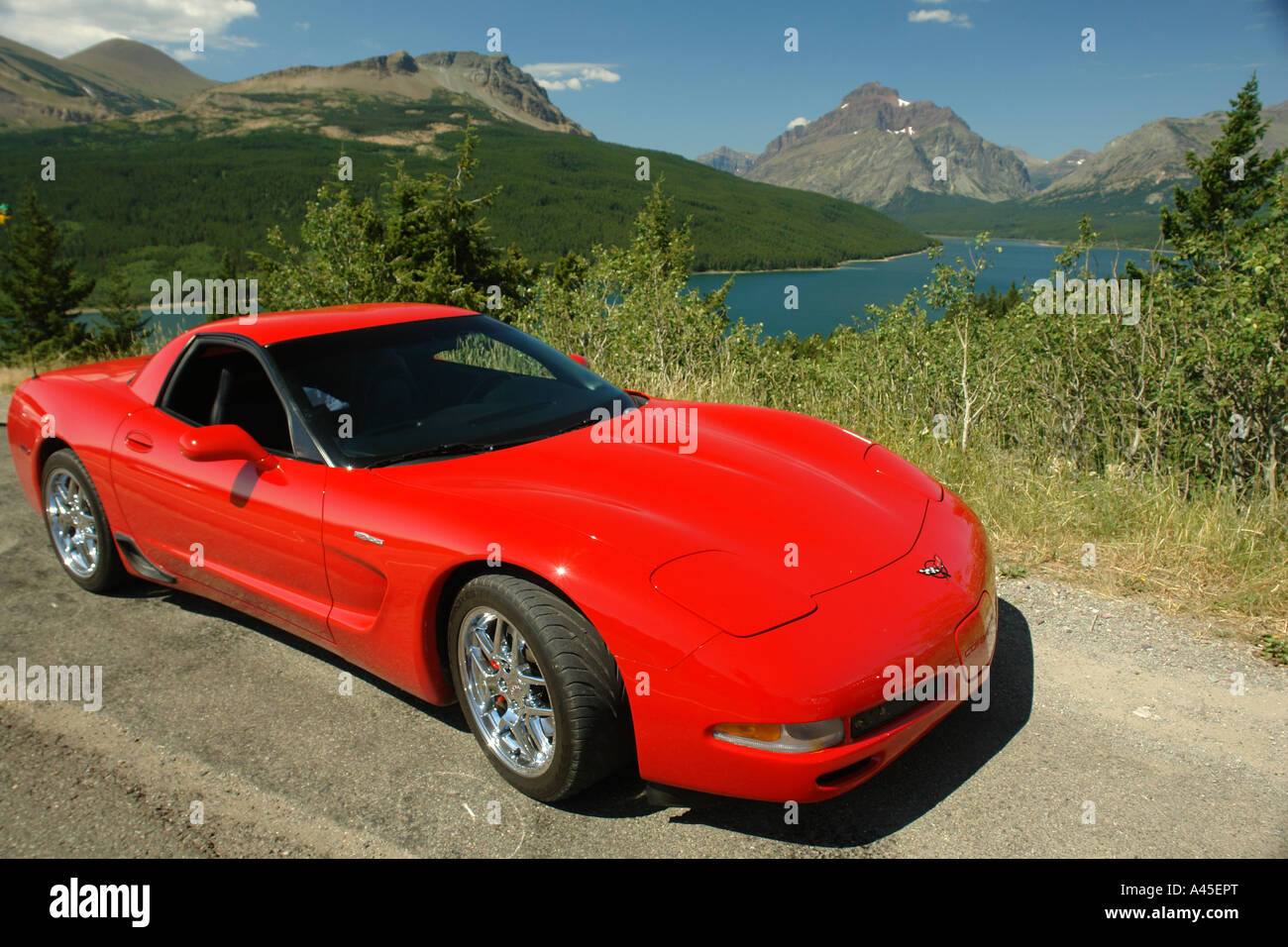 AJD56802, il Parco Nazionale di Glacier, MT, Montana, montagne rocciose, due in basso Lago di medicina, si affacciano, rosso corvette Foto Stock