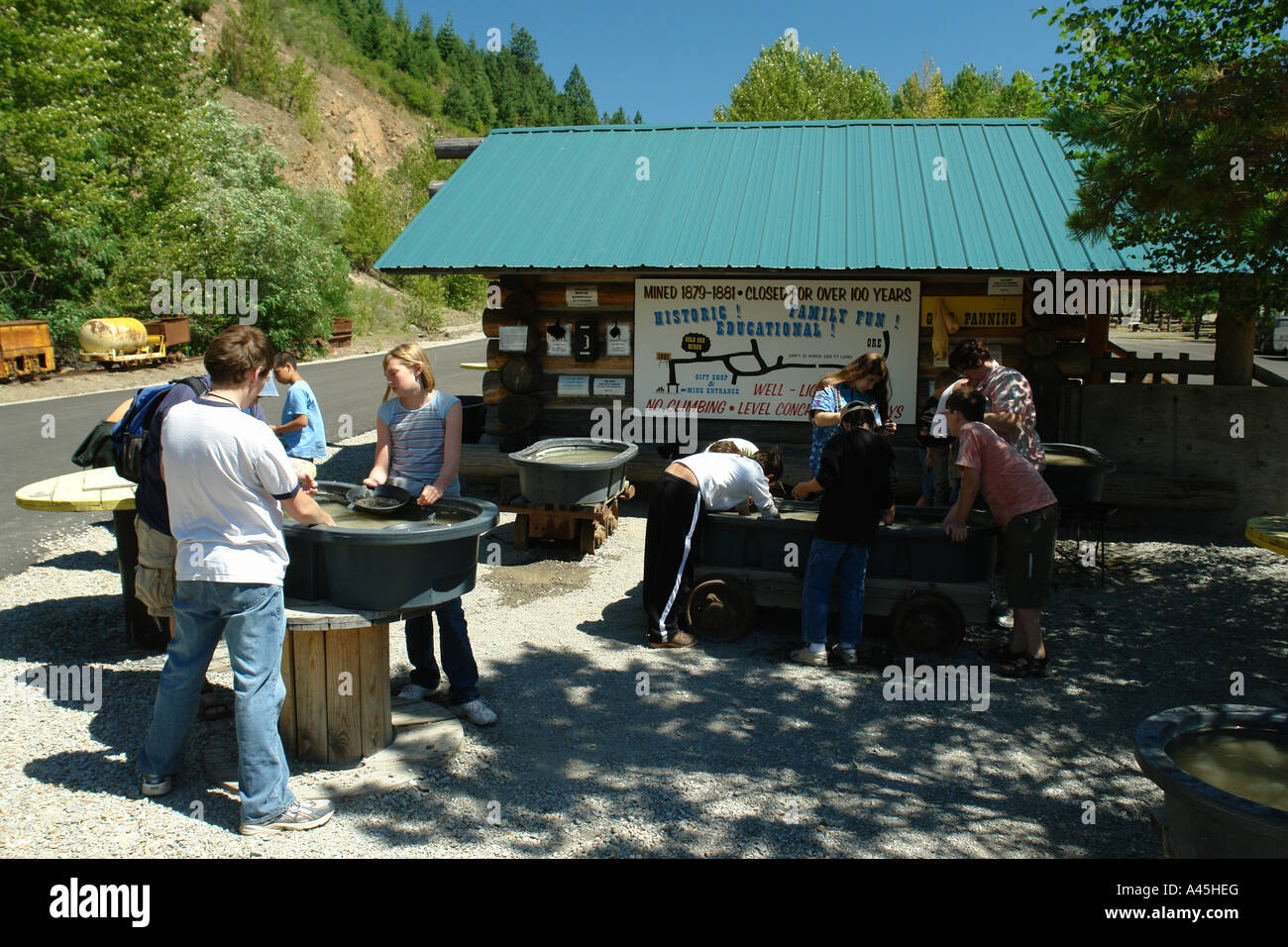 AJD56279, Kellogg, ID, Idaho, Silver Valley, Crystal miniera d'Oro, la gente il panning per oro Foto Stock
