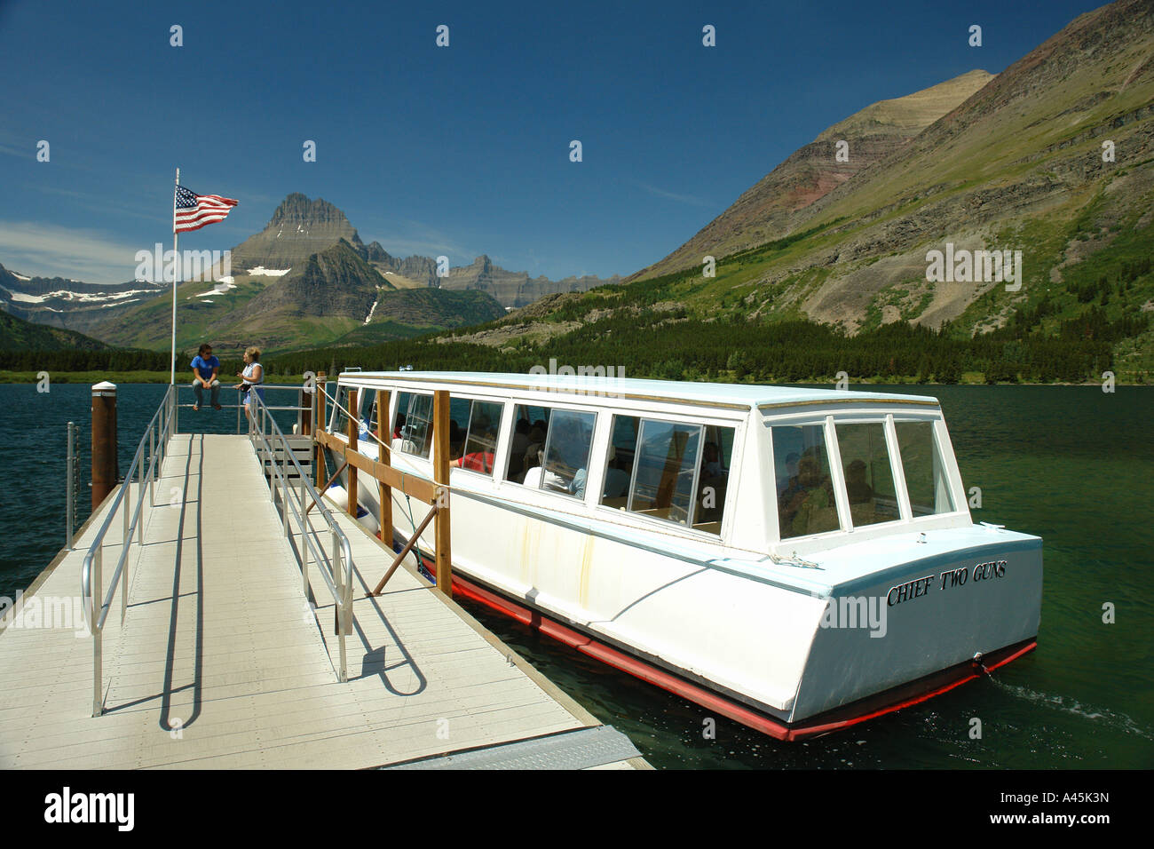 AJD56731, il Parco Nazionale di Glacier, MT, Montana, montagne rocciose, molti regione dei ghiacciai, Many Glacier Hotel, Swiftcurrent Lago Foto Stock