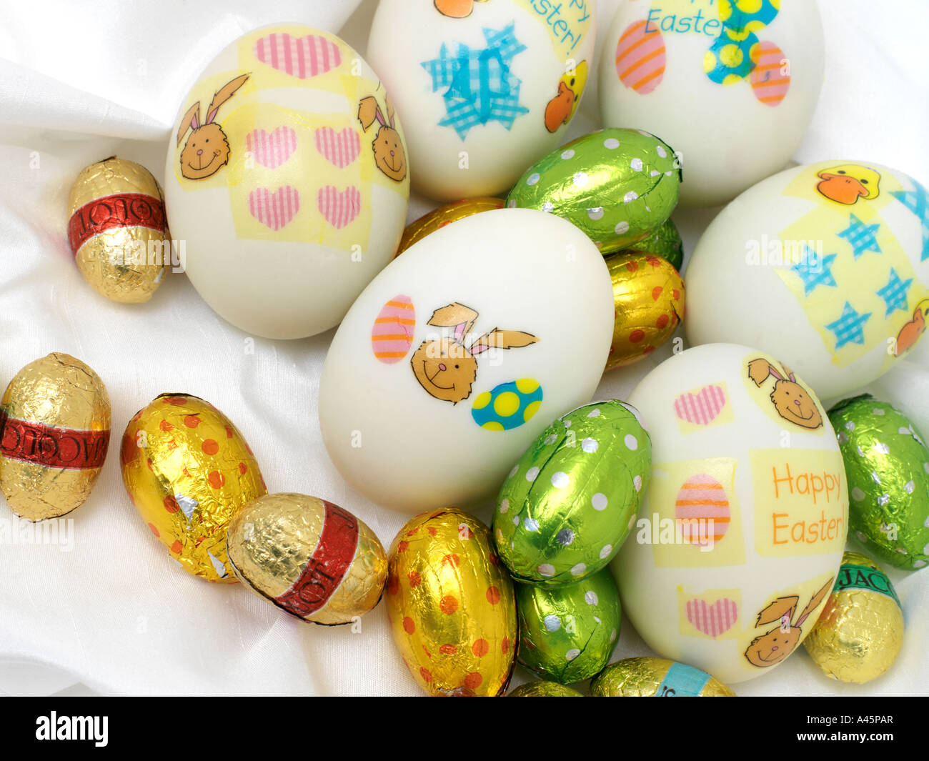 Trasferimento decorato bianco uova di anatra e uova di pasqua di cioccolato Foto Stock
