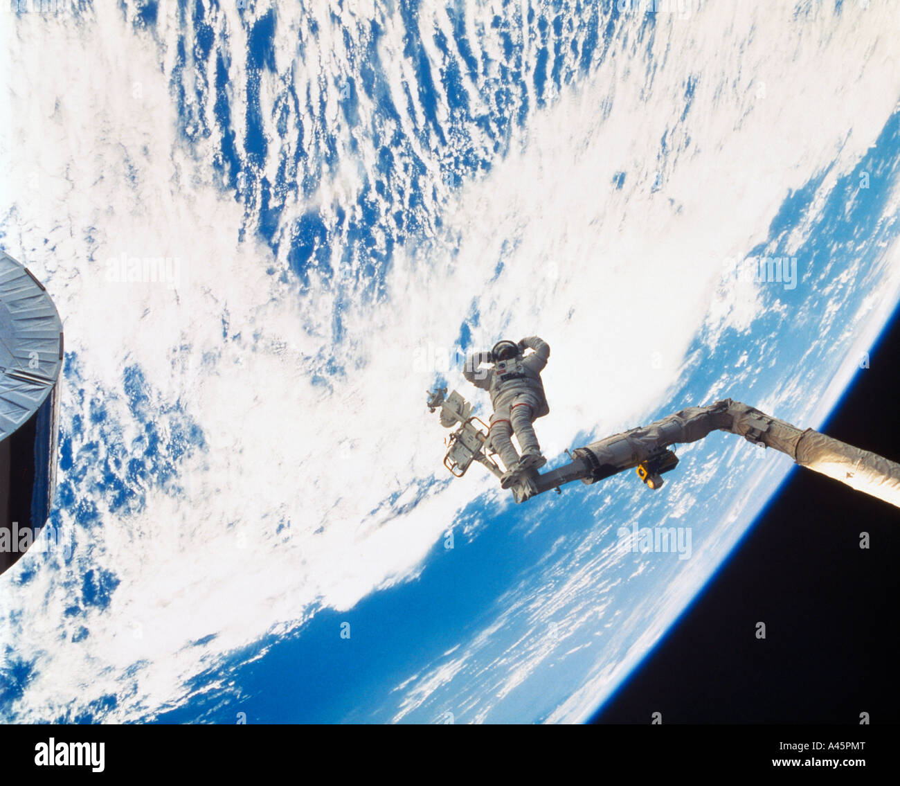 L'astronauta James 'Ox' Van Hspesso colpisce una posa del braccio robototico di Discovery dopo la riparazione di SynCom IV-3 Communications satellite Settembre 1985 Foto Stock