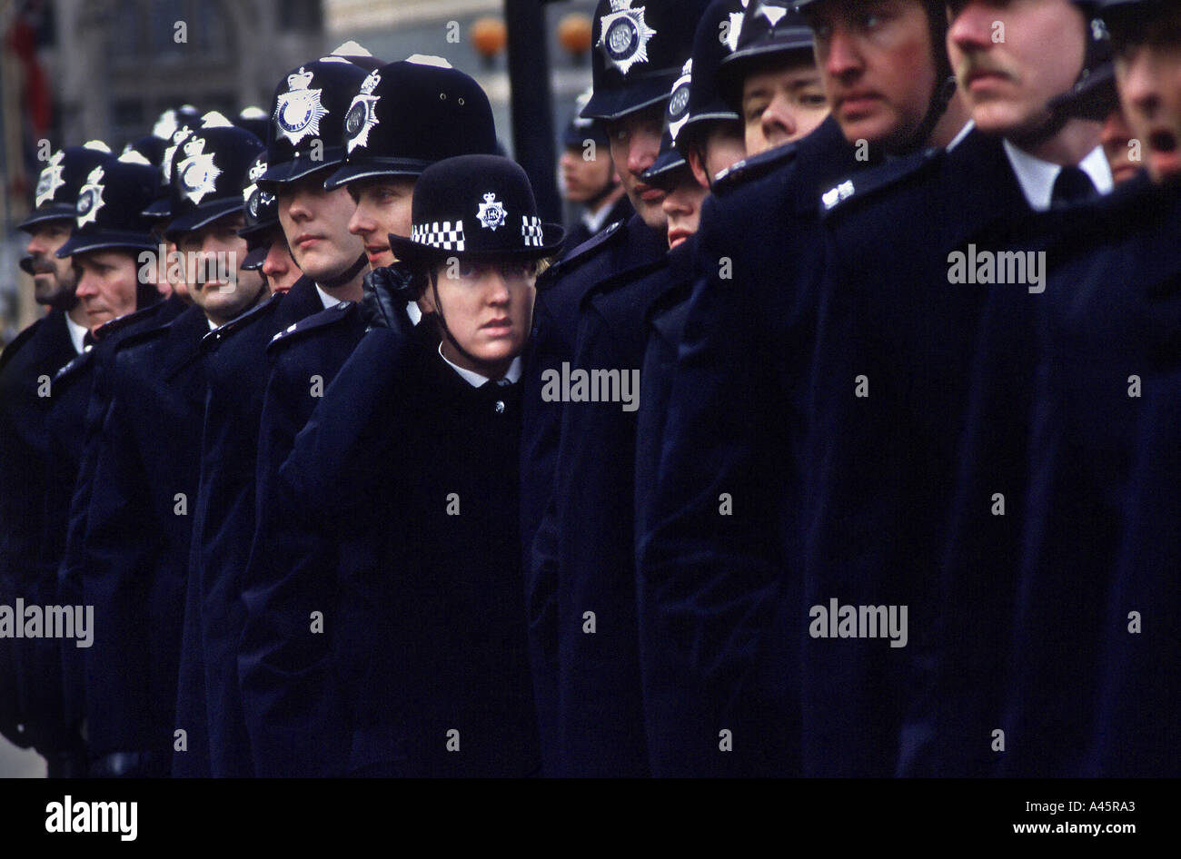 British poliziotti linea fino a guardia Trafalgar square durante un mese di marzo in occasione del primo anniversario del sondaggio riot fiscale nel centro di Londra Foto Stock