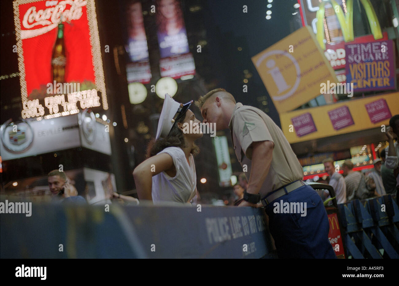 Un bacio a times square un marine statunitense e una donna povera di baciare dopo un concerto di militari in times square per celebrare American Independence Day Manhattan a New York il 4 luglio 2000 Foto Stock