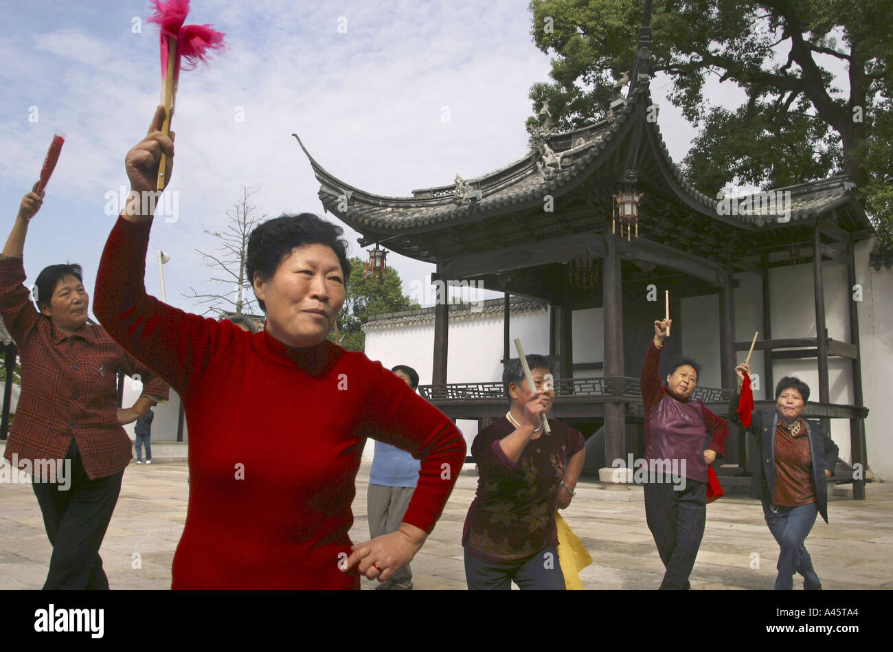 Le donne eseguire tai chi esercita a un tempio vicino al sud della Grande Muraglia in Cina linhai Foto Stock