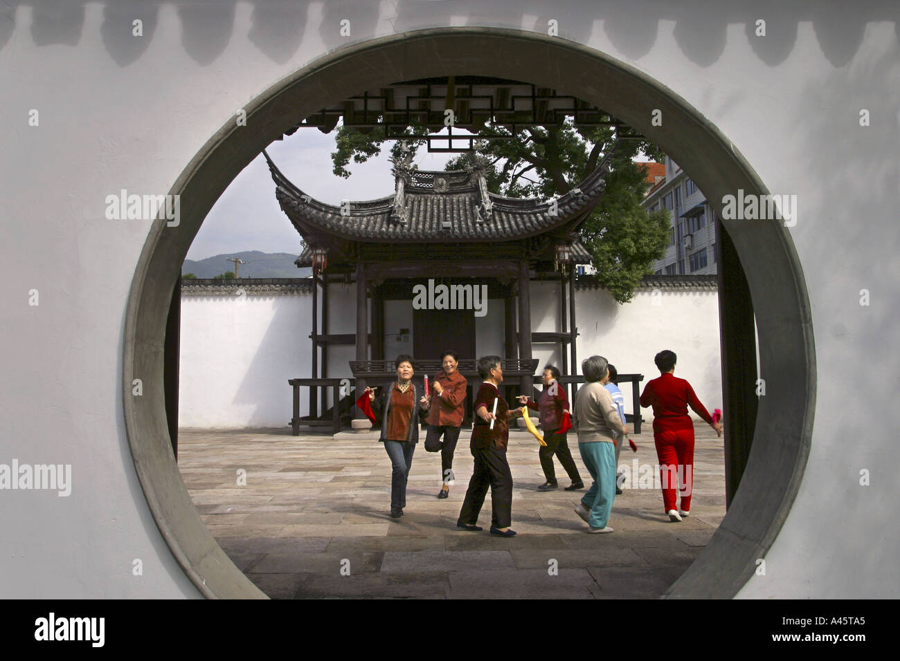 Le donne eseguire tai chi esercita a un tempio vicino al sud della Grande Muraglia in Cina linhai Foto Stock