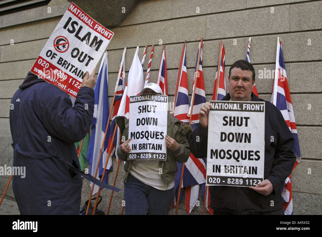 Una dimostrazione dal neo nazionale fascista parte anteriore come essi picket Finsbury park moschea a Londra aprile 2004 Foto Stock