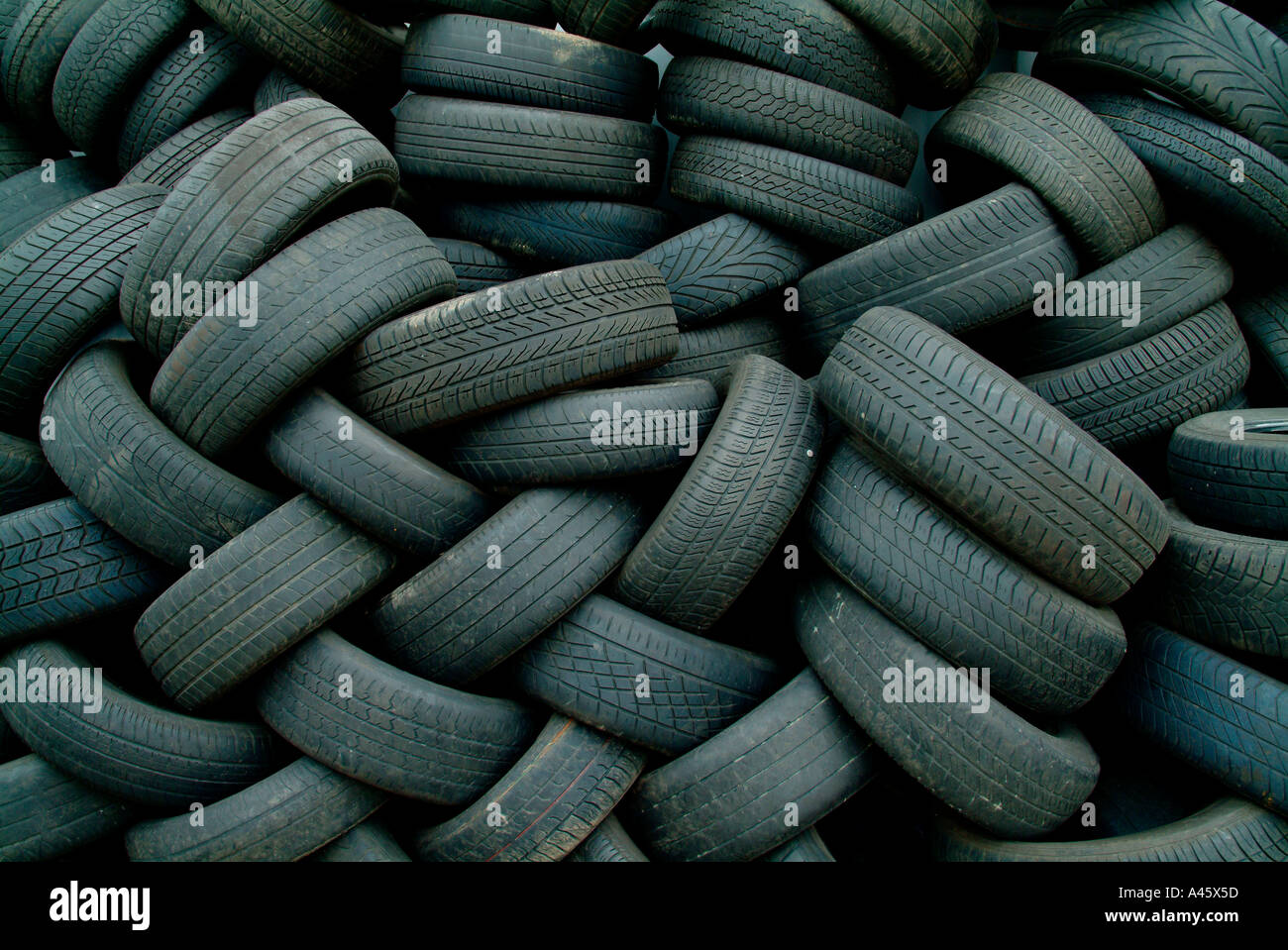 Pila di vecchi pneumatici per auto Foto Stock