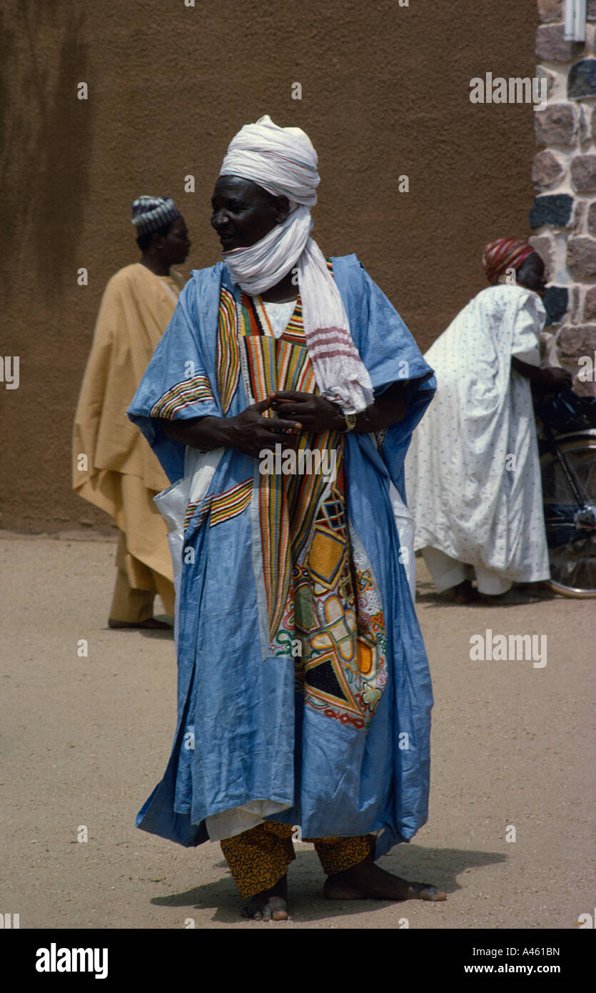 La Nigeria Africa Occidentale Regione settentrionale Sub Sahara Tribali Ritratto di Hausa uomo in abiti tradizionali Foto Stock
