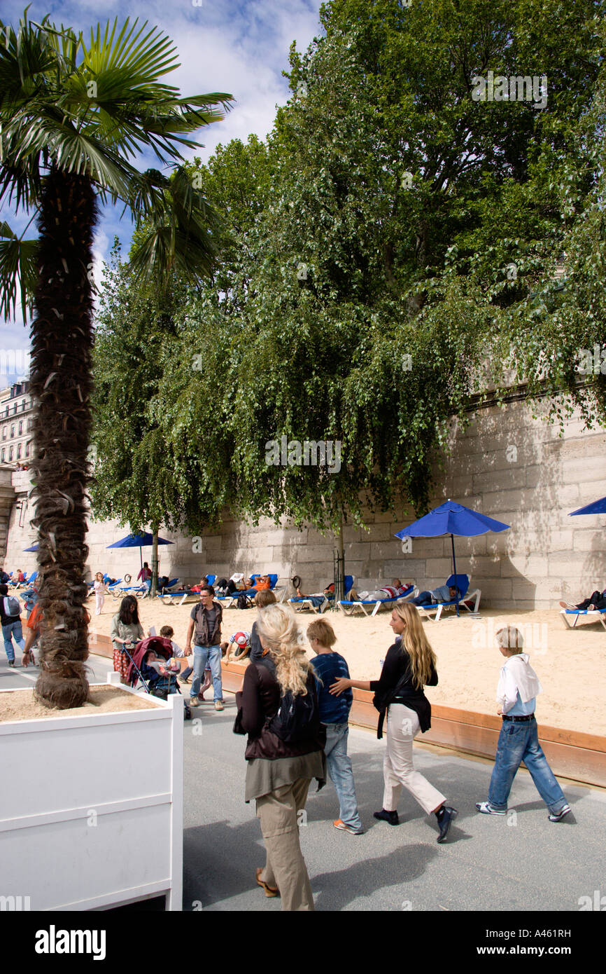 Francia Ile de France Paris Plage Spiaggia urbana sulle rive del Fiume Senna con la gente camminare passato lucertole da mare sulla sabbia strada di copertura Foto Stock