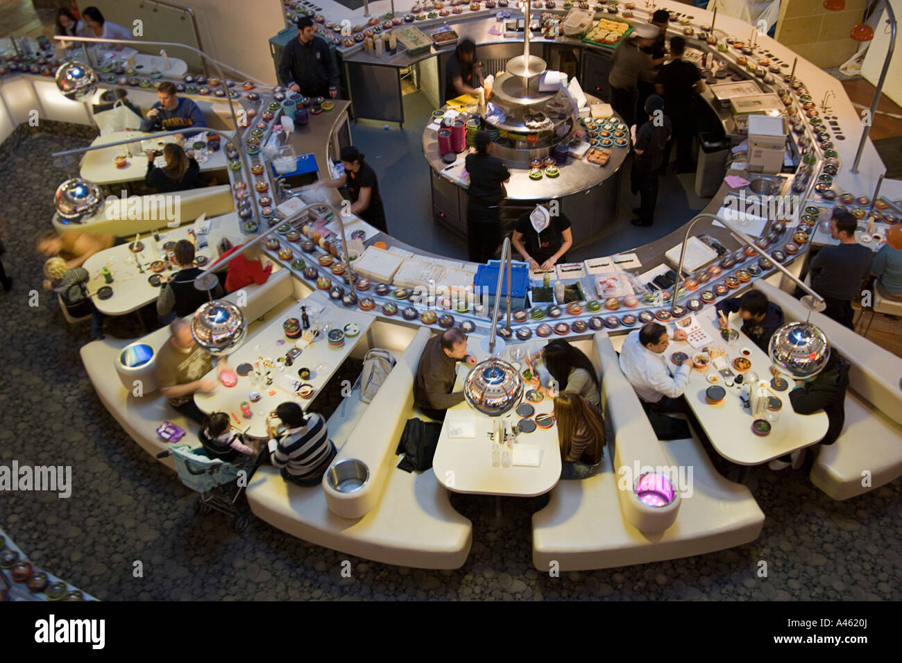 Sushi nastro trasportatore immagini e fotografie stock ad alta risoluzione  - Alamy