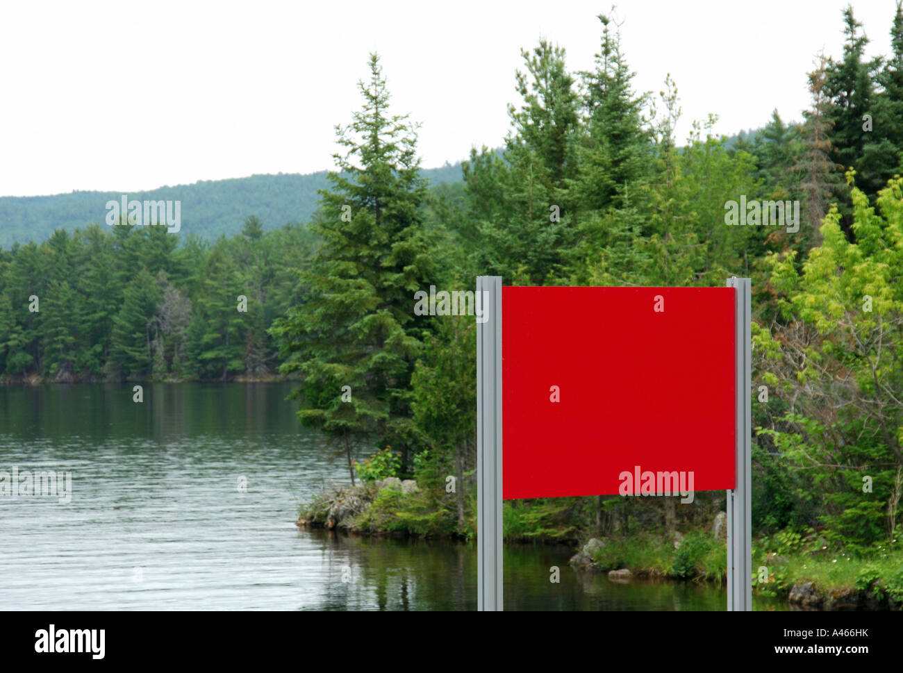 Segno rosso nel lago naturale ambiente. Foto Stock