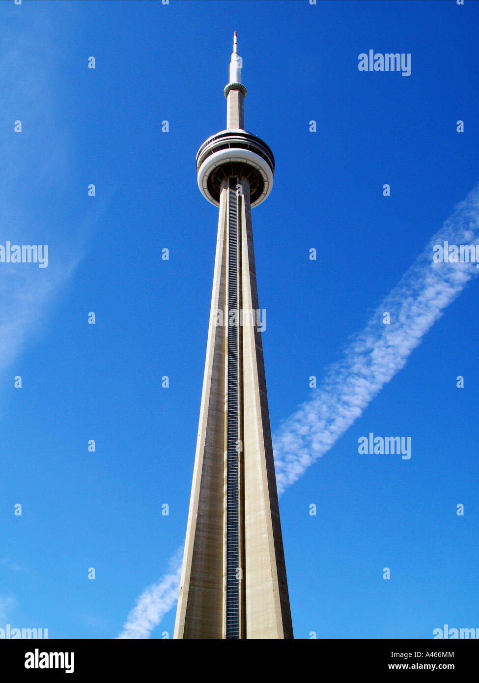 Famoso punto di riferimento canadese CN Tower contro il cielo blu. Foto Stock