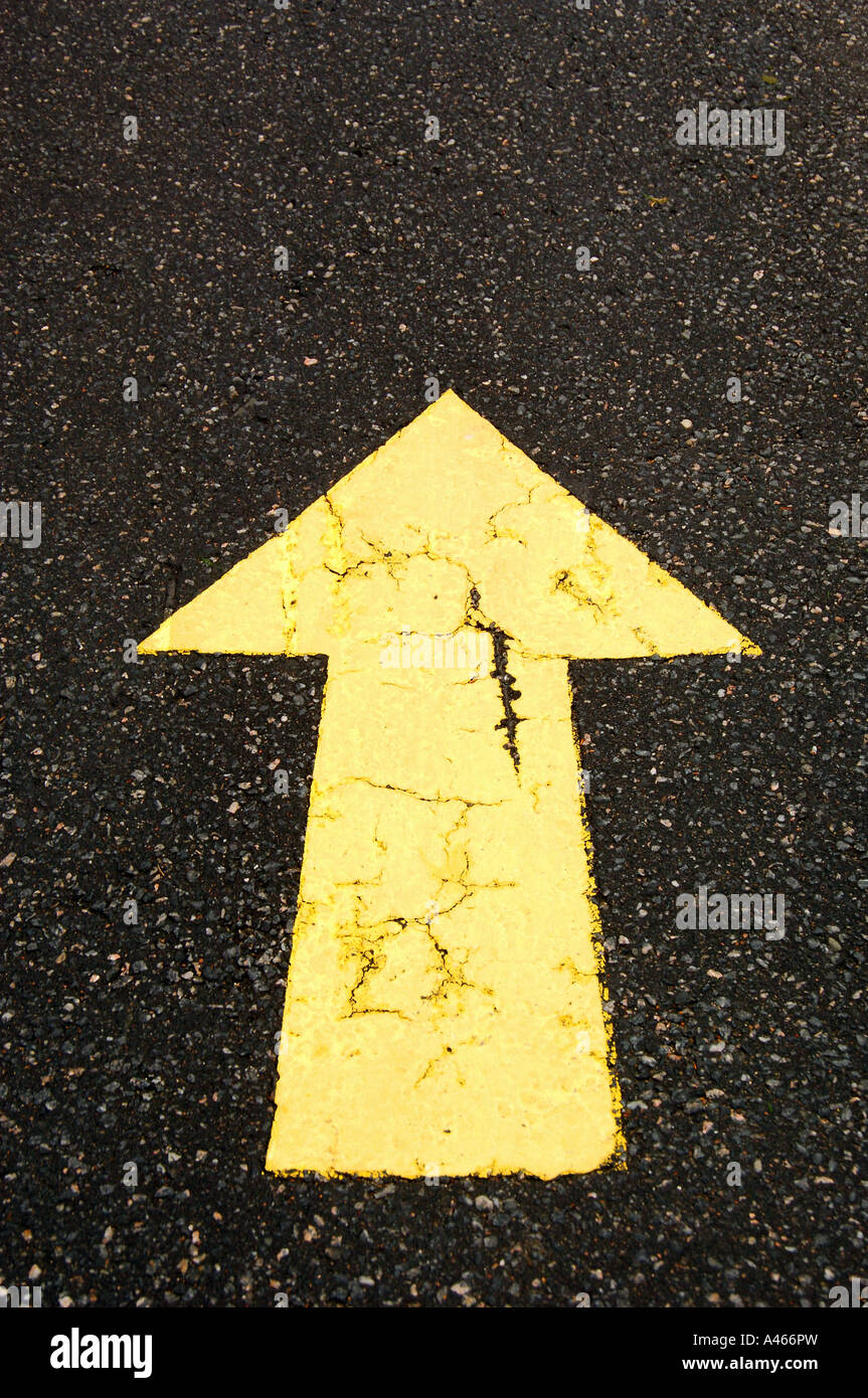Una freccia gialla rivolta verso l'alto. Foto Stock