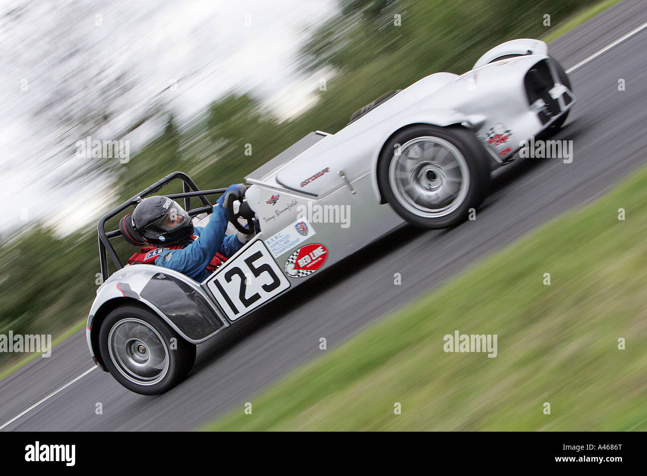 Auto Argento 125 prende sul grande verde Harewood Hillclimb Foto Stock