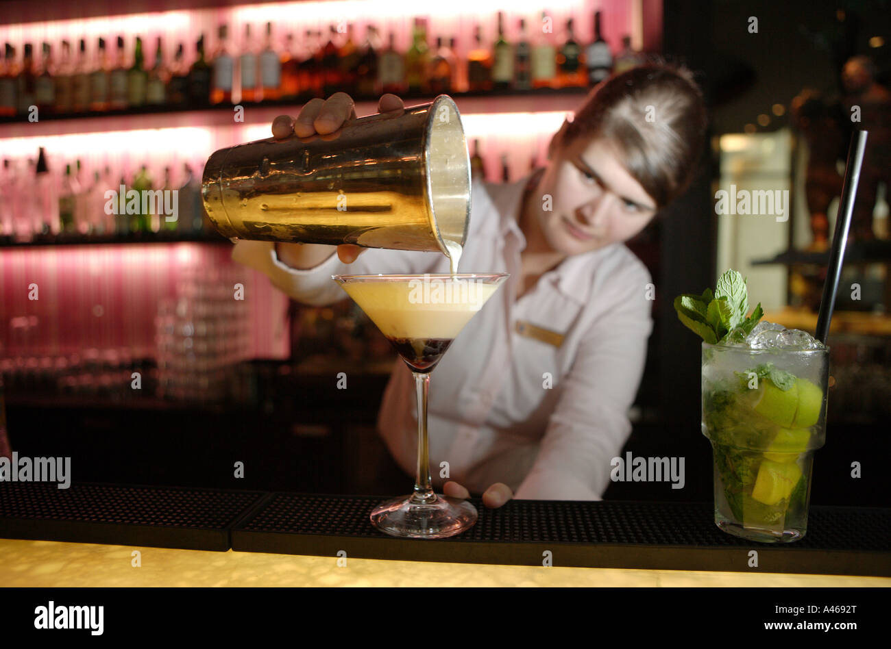 Barman nel bar cinquantanove in hotel Interconti ella riversa il suo cocktail di Natale stella cadente Foto Stock