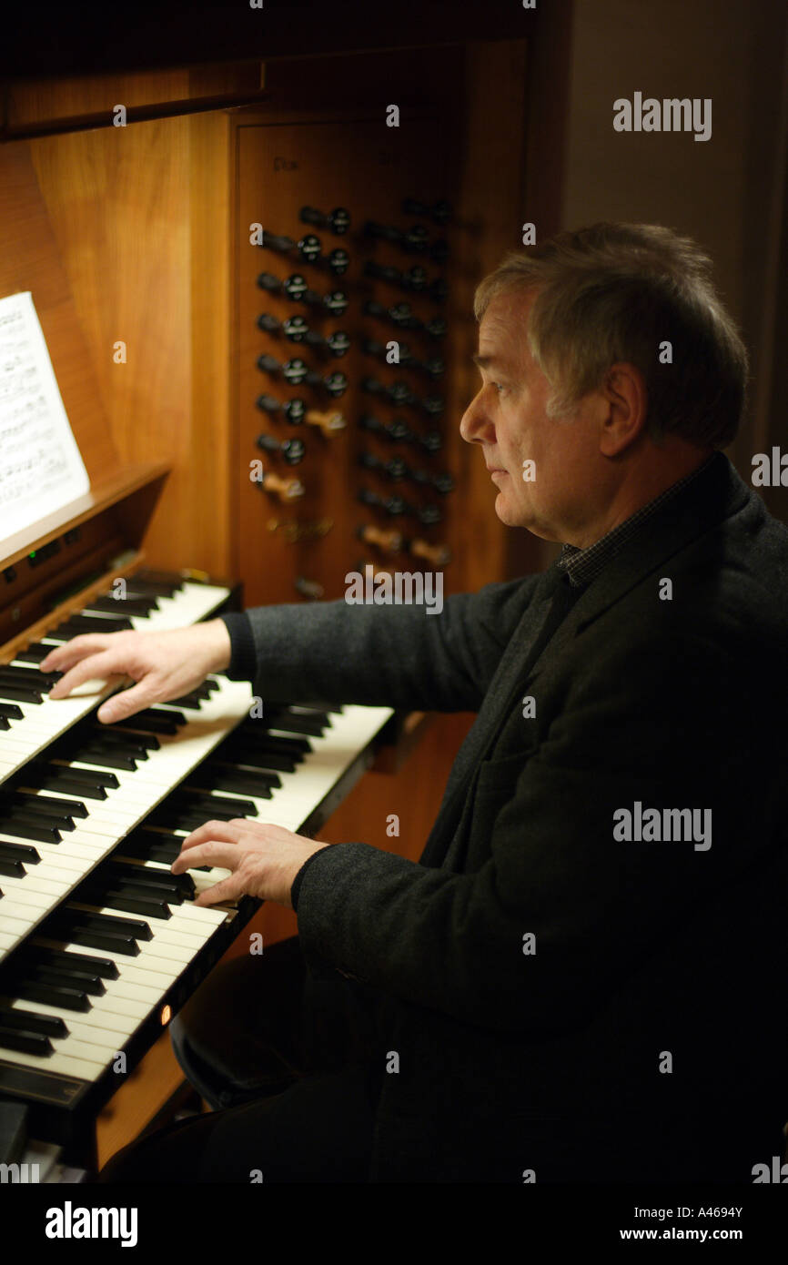 Organista Heinz Terboyken presso l organo in St Lambertus chiesa Foto Stock