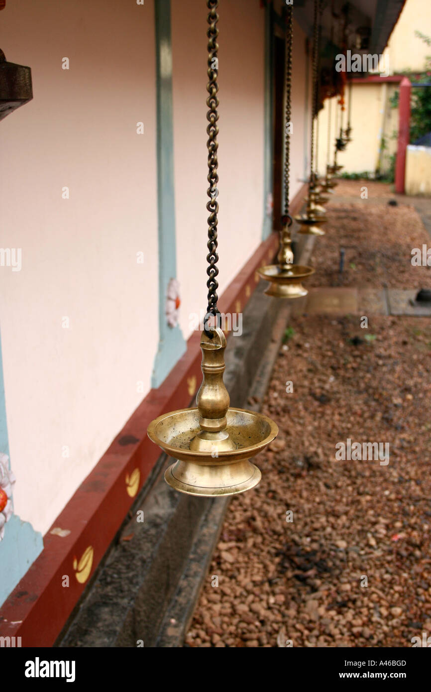 Tradizionali lampade in ottone appeso a un tempio indù in Kerala, India. Foto Stock