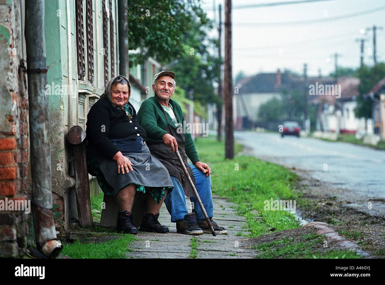 Una coppia di anziani seduti davanti alla loro casa, Romania Foto Stock