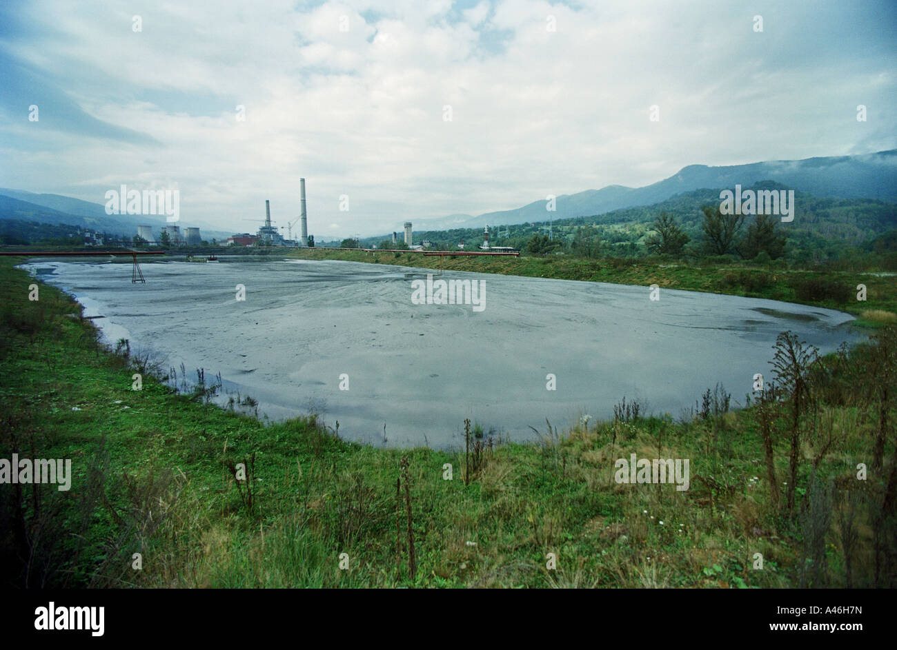 Un lago artificiale e un impianto alimentato a carbone in un rumeno del carbone-area mineraria Schil Valley Foto Stock