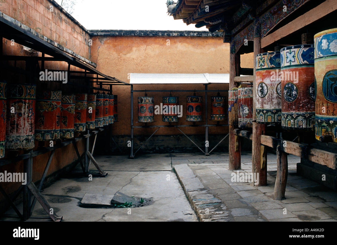 Ruote della preghiera in tibetano Kumbum gompa monastero anche Ta'er tempio di Huangzhong County, in Xining la capitale della Provincia di Qinghai in Cina occidentale Foto Stock