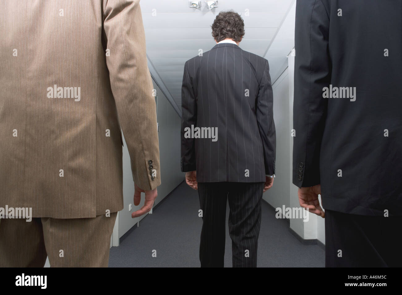 Tre uomini di affari in piedi in corridoio Foto Stock