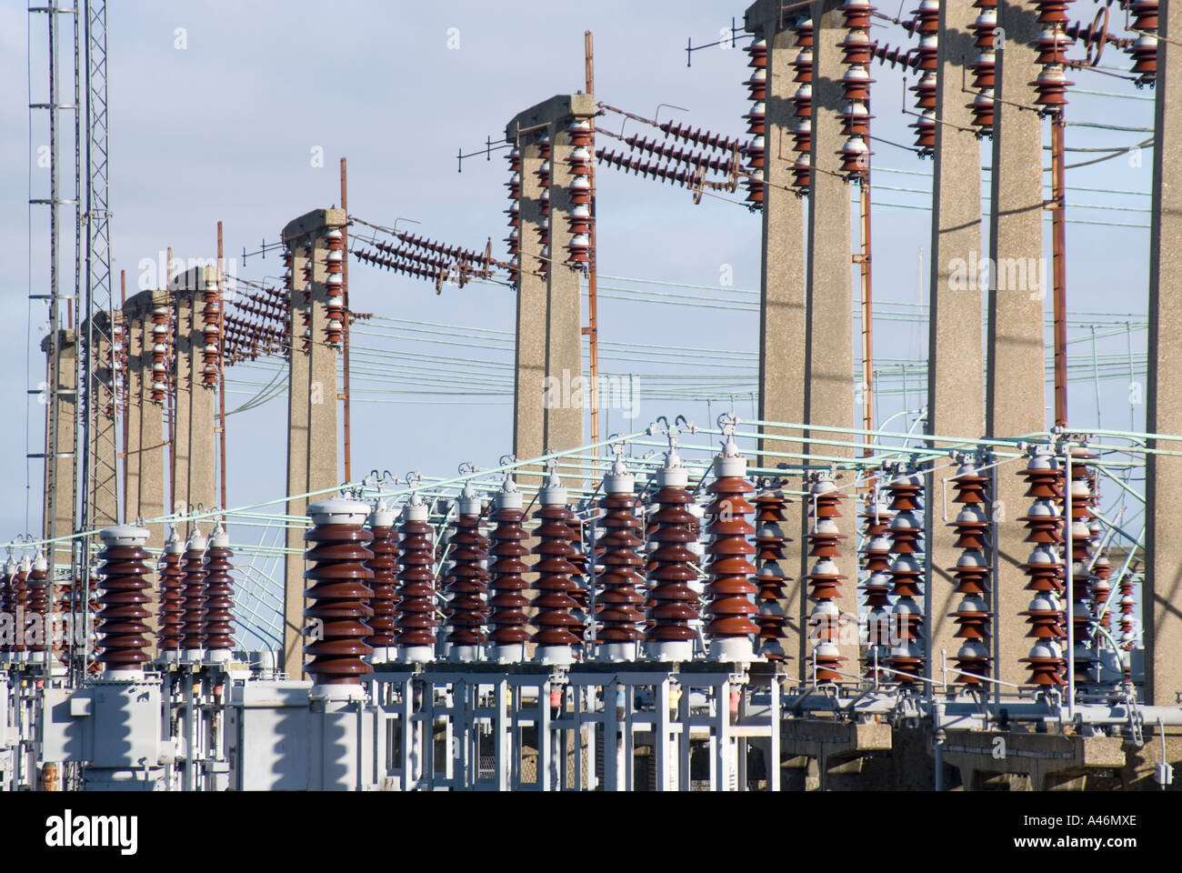 Bradwell centrale nucleare outdoor conduttori elettrici e isolanti Foto Stock