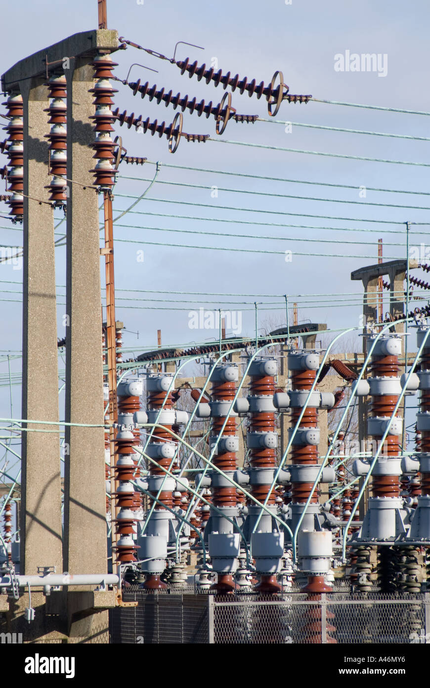 Bradwell centrale nucleare outdoor conduttori elettrici e isolanti Foto Stock
