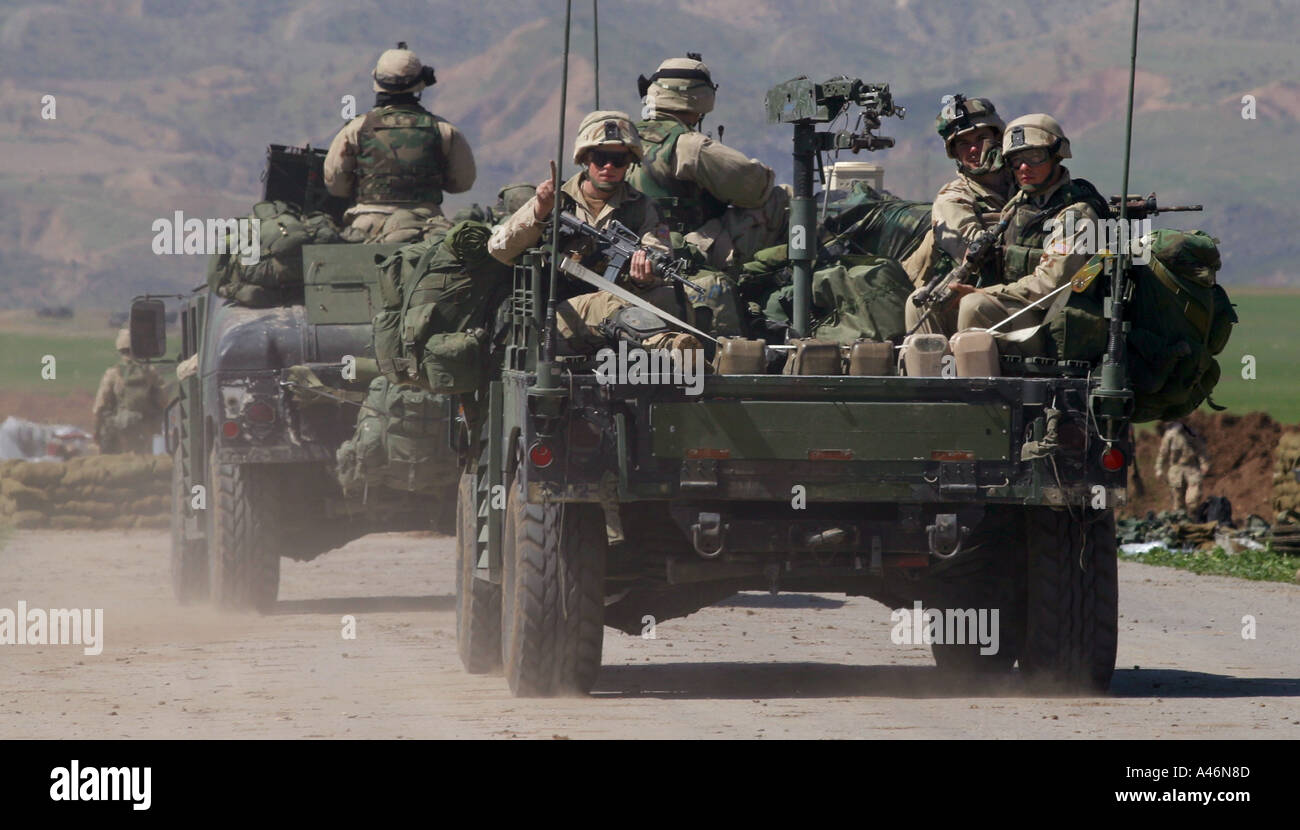 I soldati della US Army 173th Airborne Division pattuglia in veicoli Humvee nella periferia di Harir, Kurdistan iracheno Foto Stock