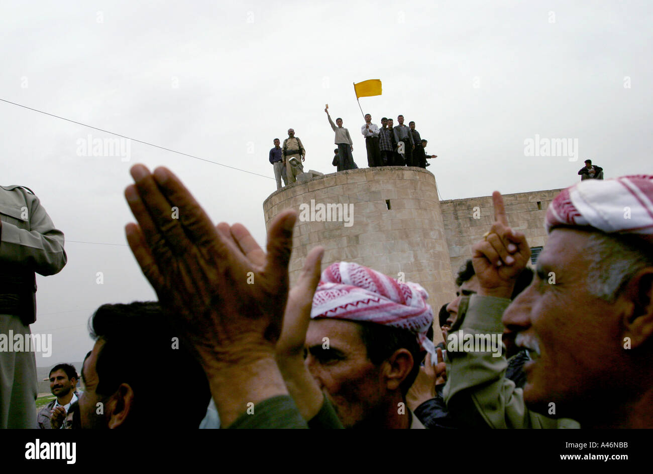 Mahad gli abitanti di un villaggio nel nord Iraq sventolare la bandiera gialla del Partito Democratico del Kurdistan KDP Foto Stock