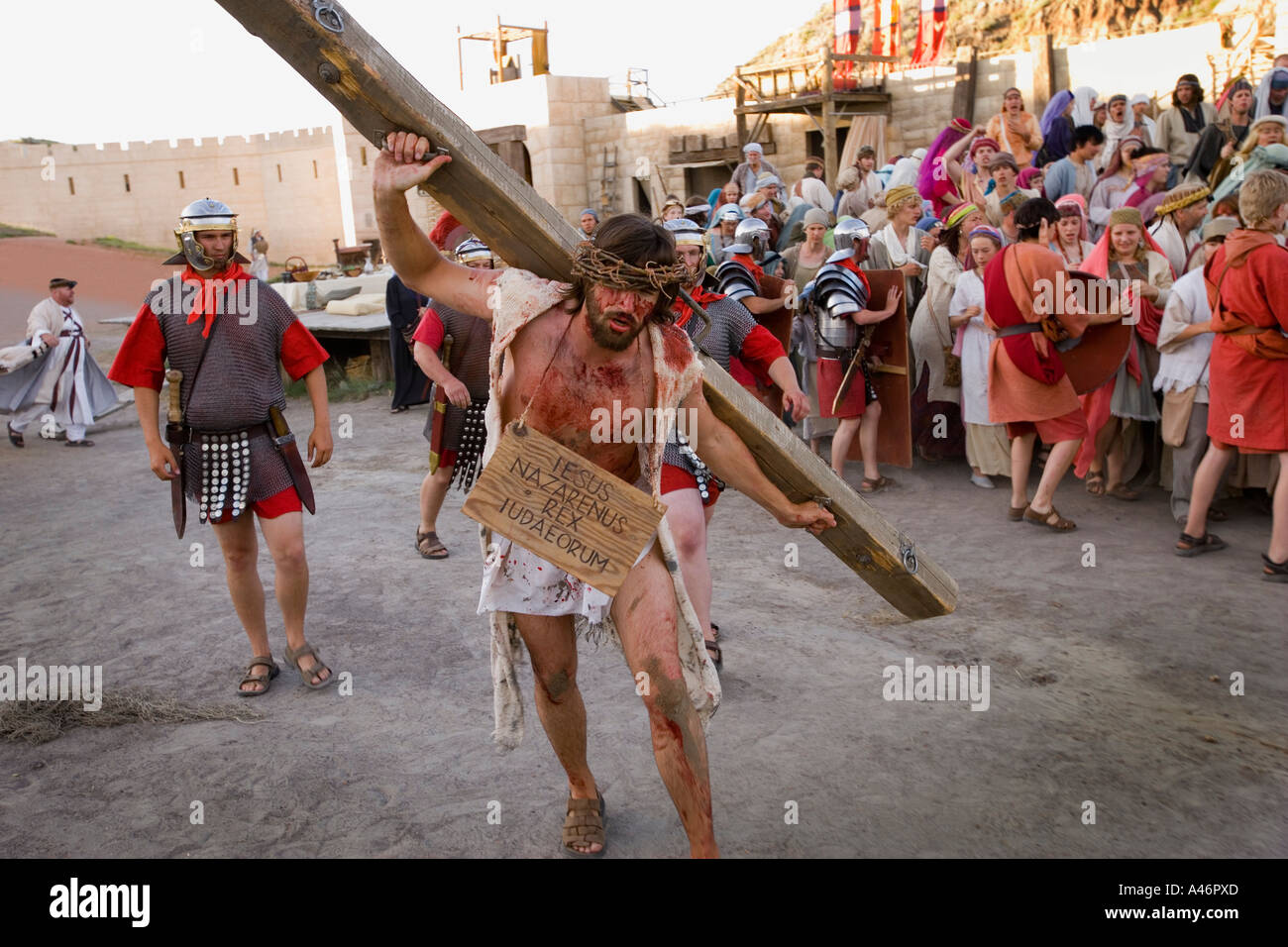 Gesù porta la croce Foto Stock