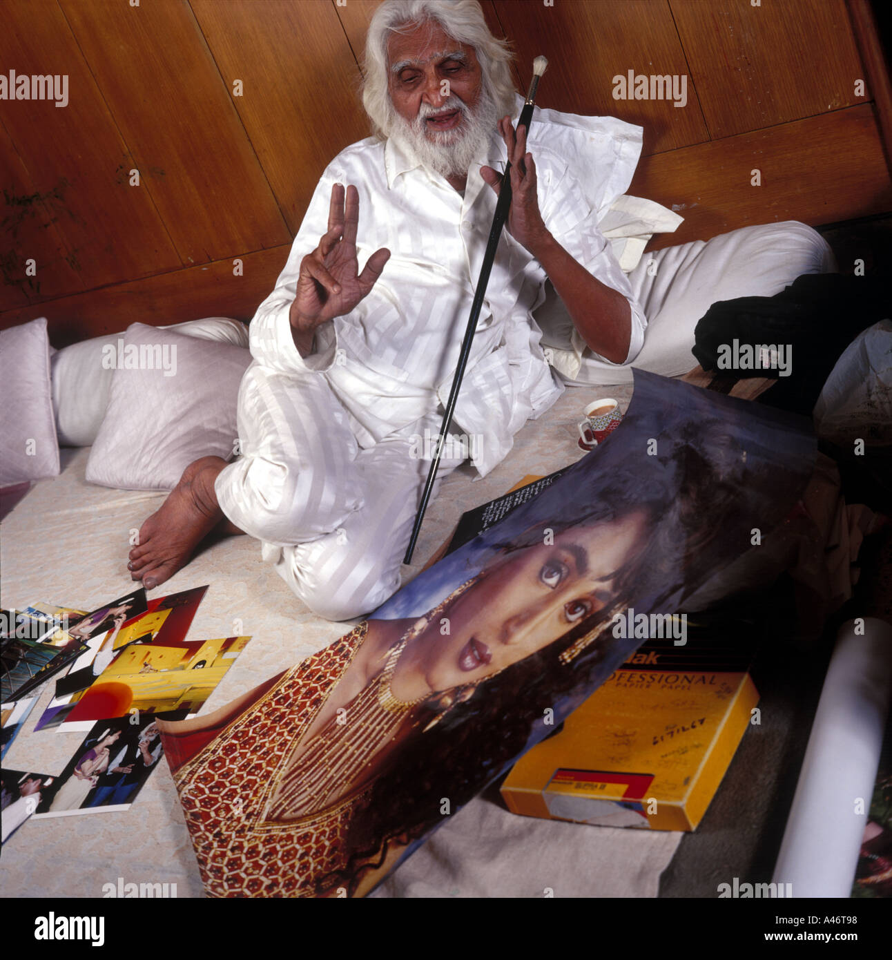 MF (Maqbool Fida) Hussain il celebre artista indiano con un dipinto di Bollywood attrice Maduri Dixit Foto Stock