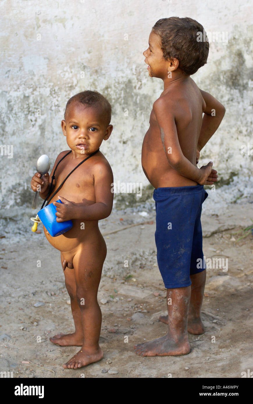 Bambini poveri immagini e fotografie stock ad alta risoluzione - Alamy