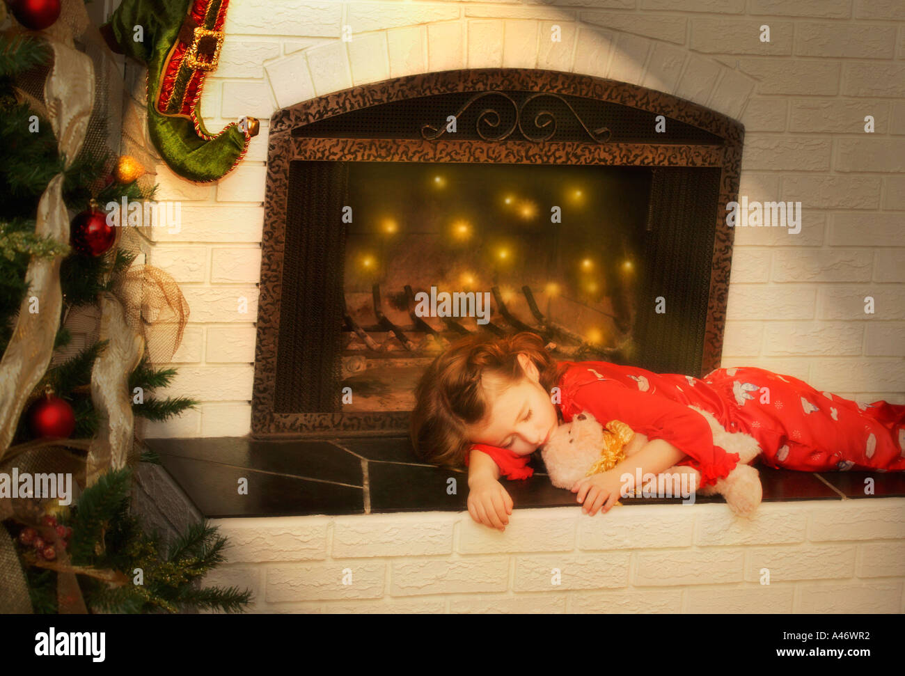 Il bambino si addormenta in attesa di Santa Foto Stock
