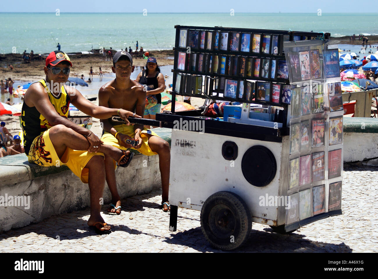I concessionari di copiati illegalmente DVD (copie pirata) in una spiaggia a Recife, Brasile Foto Stock