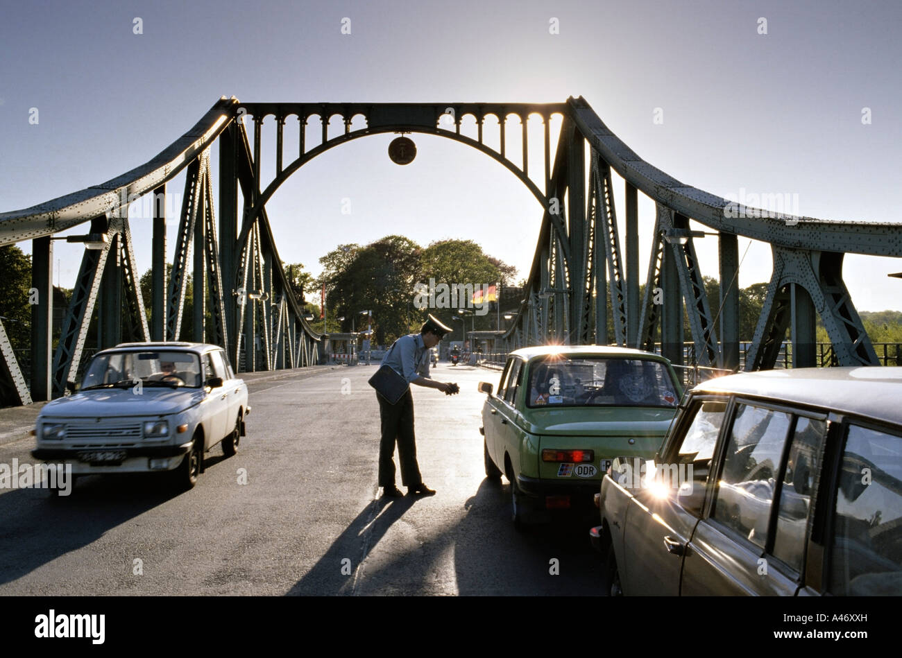 Ponte di Glienick, GDR-boarder custodisce il controllo passaporti in auto, Berlino, Germania Foto Stock