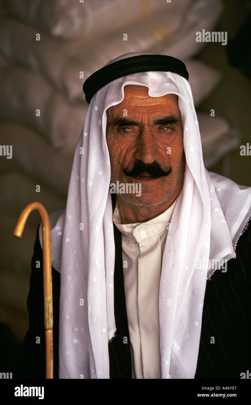 Un vecchio uomo indossando il tradizionale abito arabo di una keffiyeh  (kufiya) e un thobe e bastone in Baalbek, Libano Foto stock - Alamy