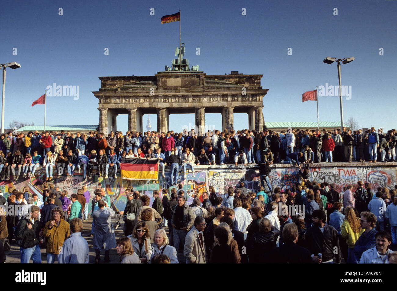 Caduta del muro di Berlino: persone da Berlino Ovest e Berlino Est salendo sulla parete presso la Porta di Brandeburgo, Berlino, Germania Foto Stock