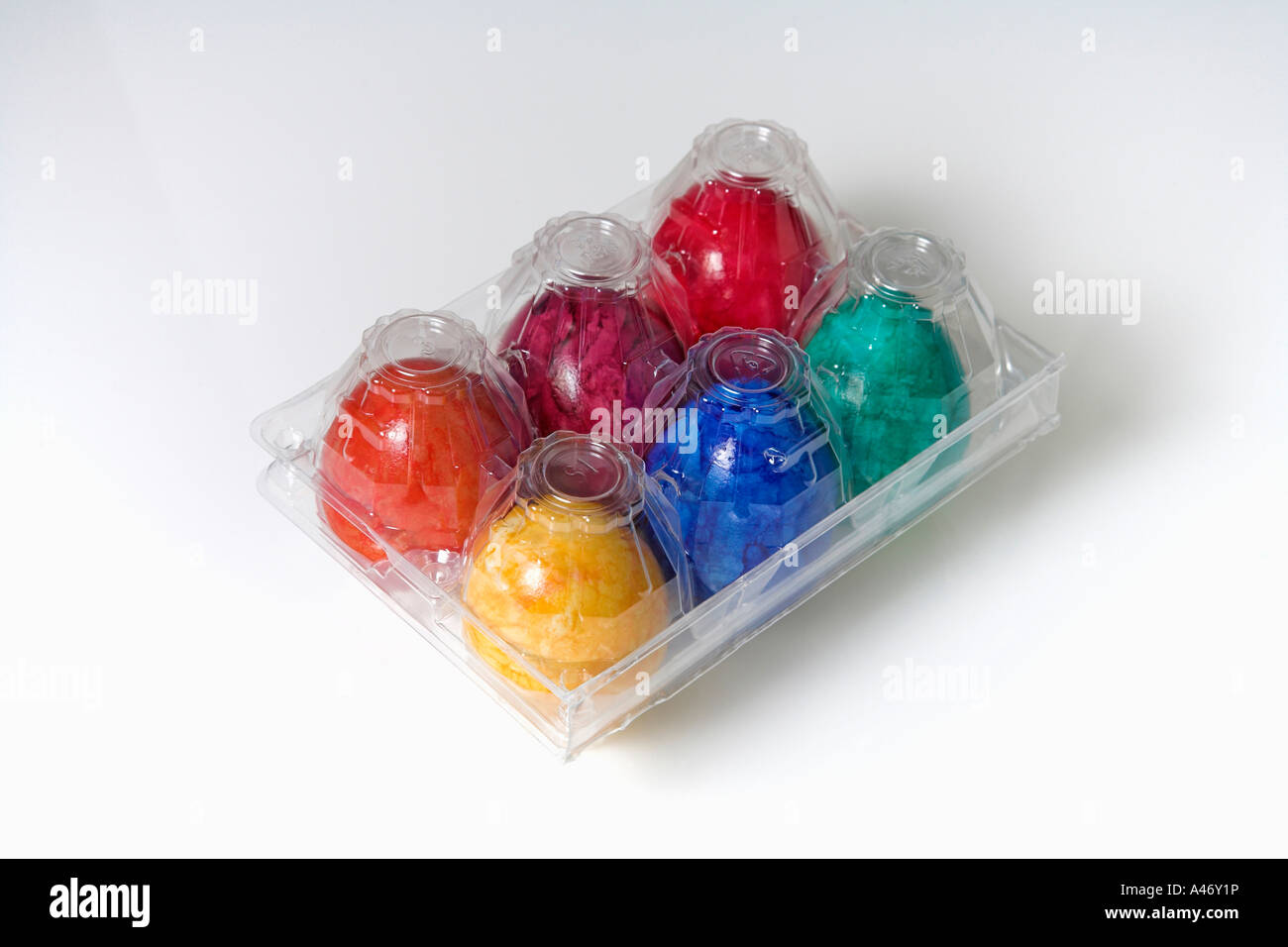 Uova colorate in scatola trasparente, uova di pasqua, cut-out Foto Stock