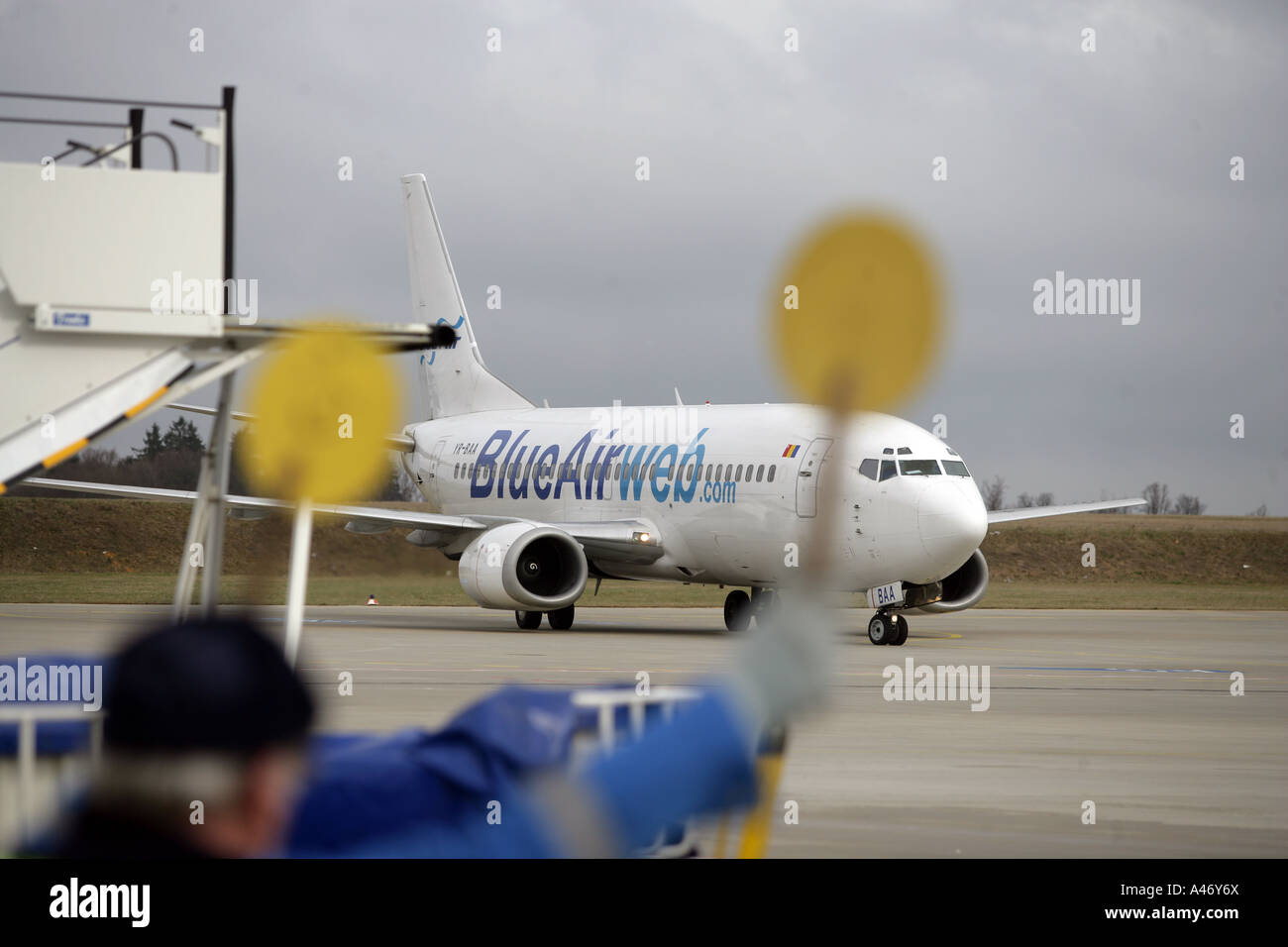 Un Boeing 737 del rumeno a basso costo delle compagnie aeree a 'Blue Air' sul piazzale di Francoforte/aeroporto di Hahn, Renania-Palatinato Foto Stock
