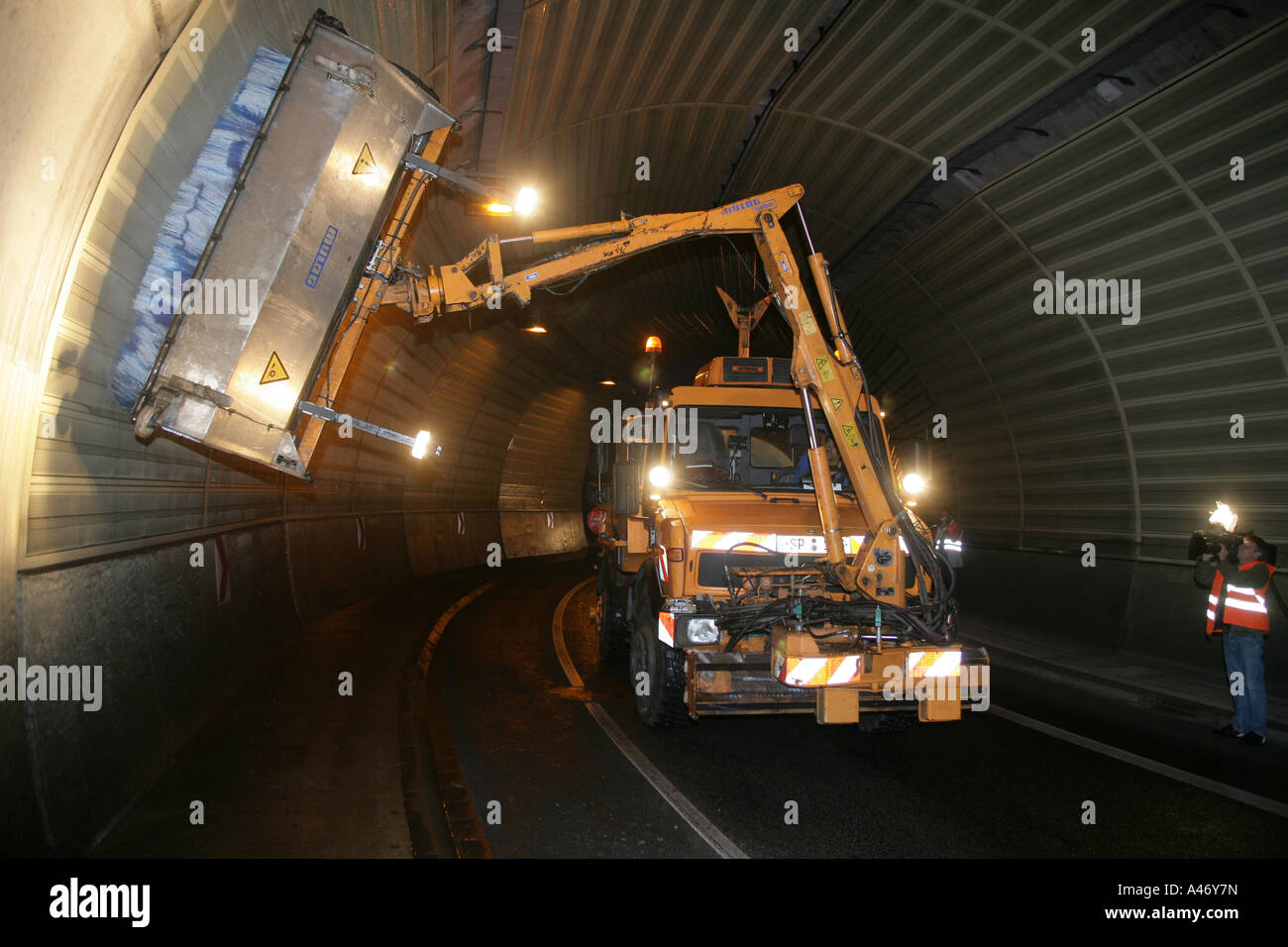 Una speciale-scopo-veicolo è la pulizia delle pareti del Glockenberg-tunnel. Koblenz, Renania-Palatinato, Germania Foto Stock