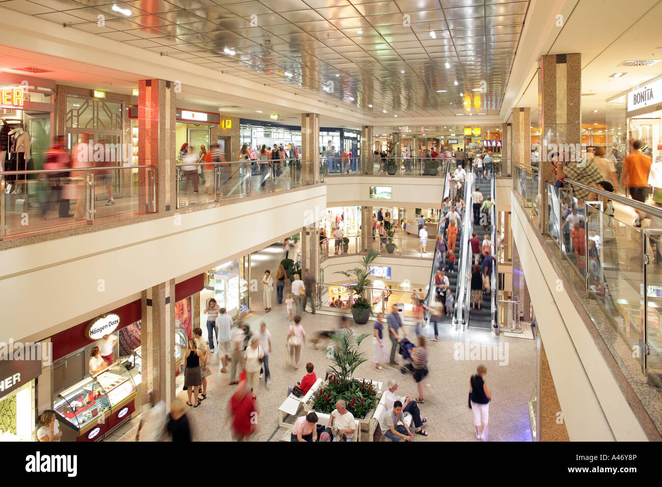 Persone che acquistano presso il centro commerciale Loehr-Center, Coblenza, Renania-Palatinato, Germania Foto Stock