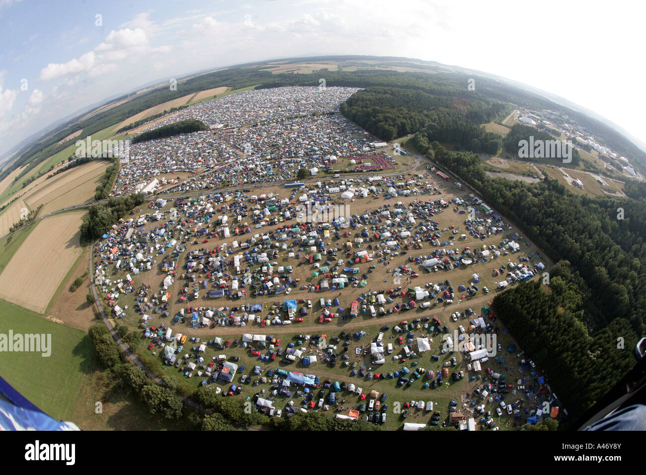 Più di 30000 raver sono camping vicino ad un techno party vicino a Kastellaun , Renania-Palatinato, Germania Foto Stock