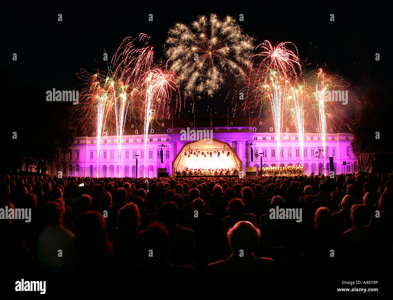 'Castello in fiamme", musica un fuochi d'artificio a Coblenza castello. Koblenz, Renania-Palatinato, Germania Foto Stock